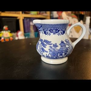 Blue willow creamer & sugar bowl.